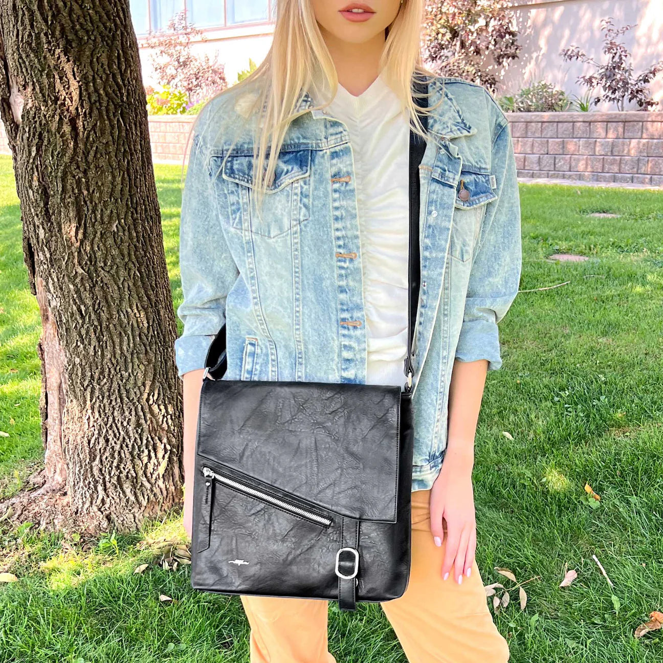 Black Logan Messenger