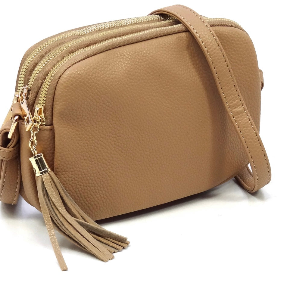 Sand crossbody with 3 sections and tassel zipper