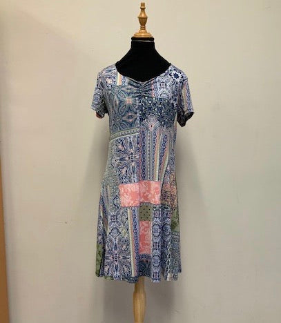 Short sleeve dress with gather in blue print
